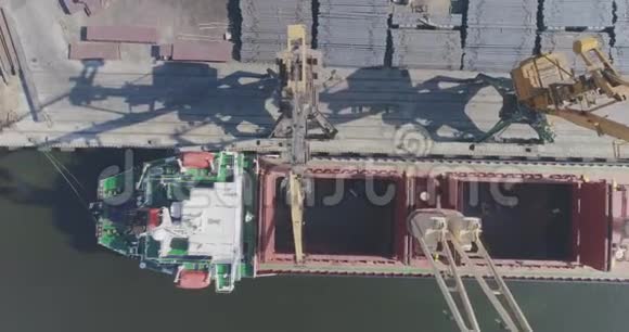 干货船在港口的顶部干货出口运输视频的预览图