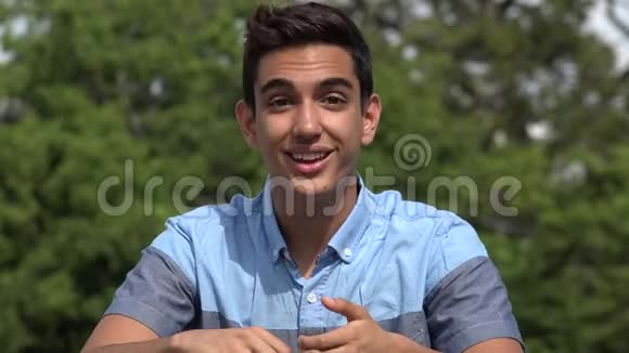 快乐的男性西班牙裔青少年说话视频的预览图