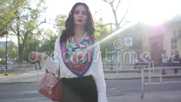 街头漫步春日到城里去户外的时髦商务女性视频的预览图
