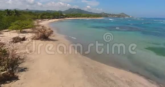 美丽的太平洋岛屿大西洋中的海浪空中无人机鸟在绿松石水上的视野视频顶部视图视频的预览图