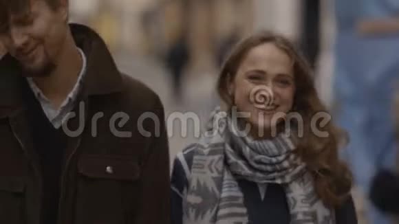 男孩和相爱的女孩走在老城的街道上视频的预览图