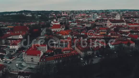 立陶宛维尔纽斯从Gediminas城堡俯瞰老城区的空中时光视频的预览图
