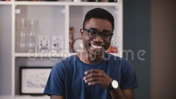 年轻的非裔美国人表现出不同的情感英俊的戴眼镜的黑人笑了起来然后一次又一次地严肃起来4K视频的预览图