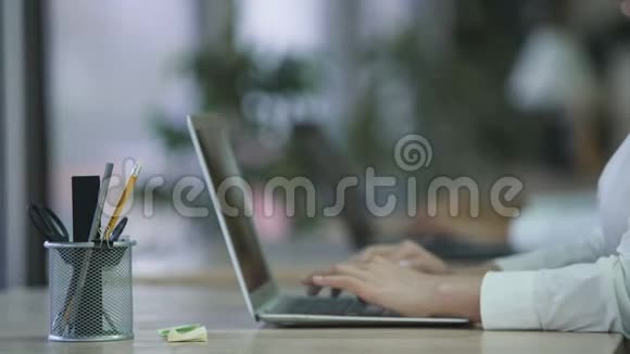 忙碌的经理把粘粘的纸条放在电脑显示器上多任务的员工视频的预览图