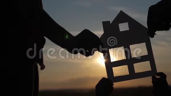 幸福家庭生活建筑屋团队合作理念爸爸妈妈和儿子手里拿着一个纸房子视频的预览图