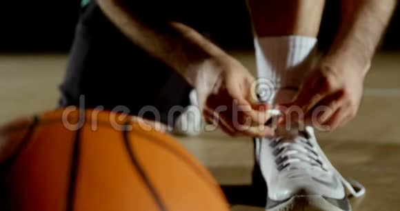 篮球运动员在球场上穿鞋4k视频的预览图