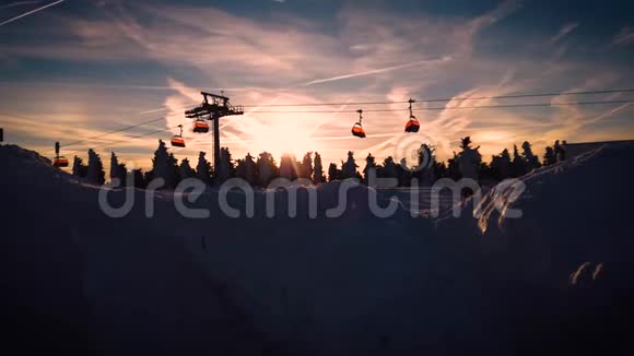 在冬天的时候用升降椅欣赏山景视频的预览图