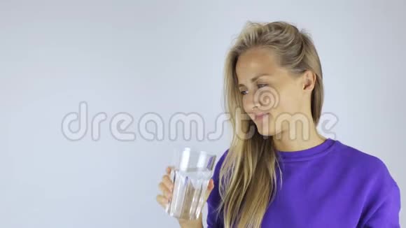 年轻女人喝水视频的预览图