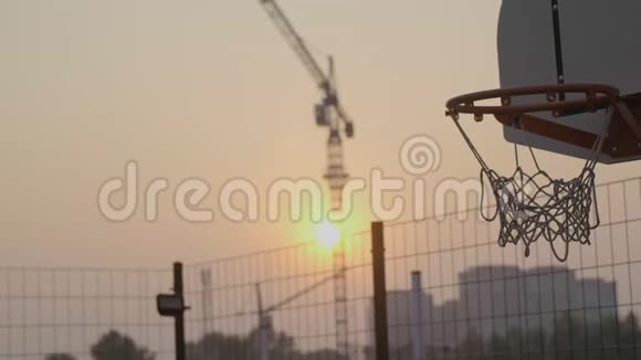 在城市日落区打篮球扣篮视频的预览图