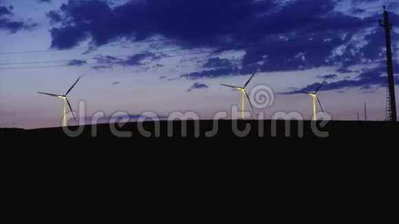 日落后的地平线上的风车和黄昏的云彩视频的预览图
