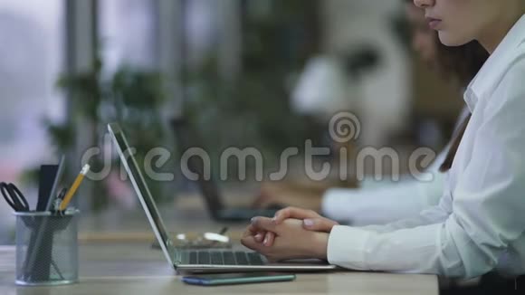 负责的女经理戴上眼镜开始在办公室用笔记本电脑工作视频的预览图