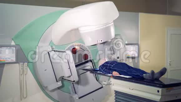 一位病人正在做放射检查医疗技术概念视频的预览图
