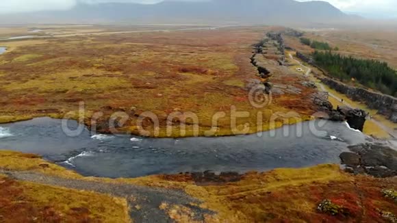 鸟瞰冰岛秋季景观岩石峡谷带瀑布视频的预览图