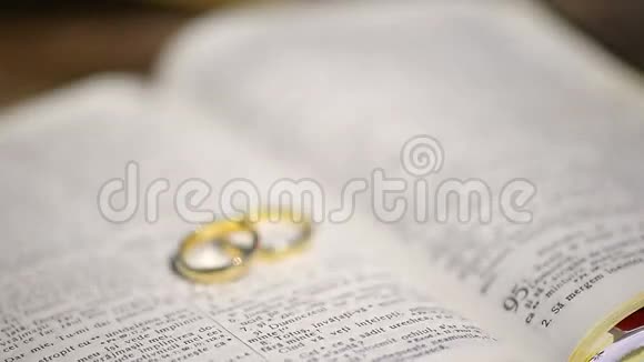 圣经上的结婚戒指视频的预览图