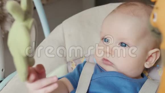 6个月大的宝宝在家玩电秋千视频的预览图
