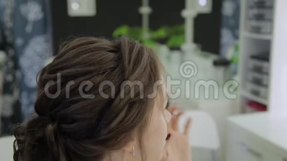 美丽的女人在美容院剪了一个非常现代的发型视频的预览图