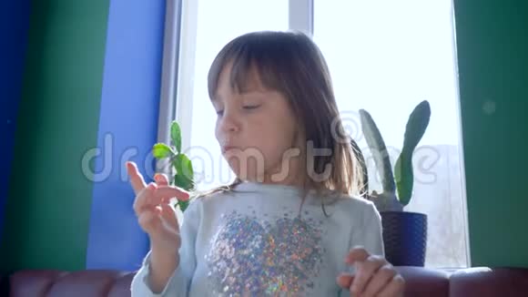 坏习惯可爱的孩子在自然采光的食堂吃饭后舔手指视频的预览图