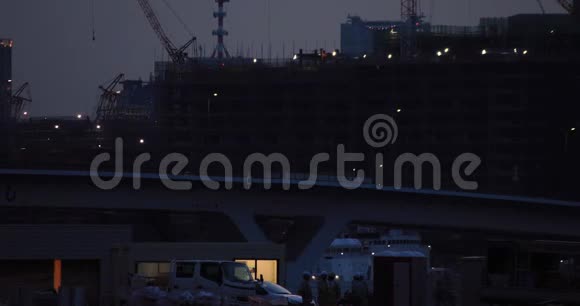 在东京建造中的起重机在夜间大开炮视频的预览图