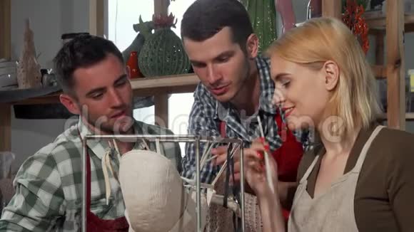 一群陶瓷艺术家一起创作雕塑作品视频的预览图