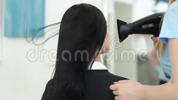 头发烘干黑发女郎到美容美发店理发视频的预览图