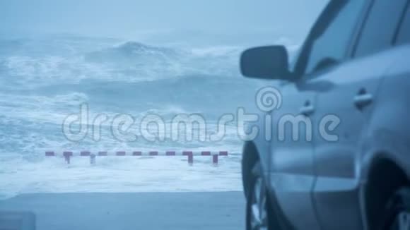 在海上海岸停车观看暴风骤雨的海洋视频的预览图