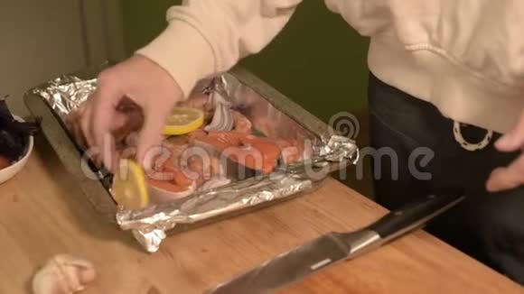 在厨房里女孩的双手紧紧地放在托盘上的一个盘子上放着柠檬汁健康家园视频的预览图
