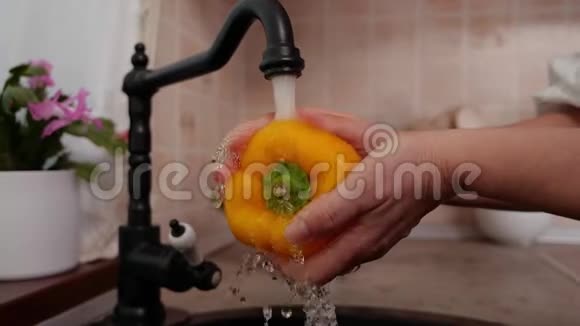 女人在洗手池照相机滑梯上洗手钟胡椒视频的预览图