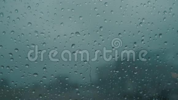 汽车上的雨滴湿了挡风玻璃视频的预览图
