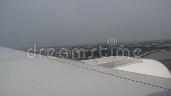飞机机翼穿过窗框降落在跑道上视频的预览图
