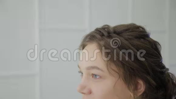 美丽的女人在美容院剪了一个非常现代的发型视频的预览图