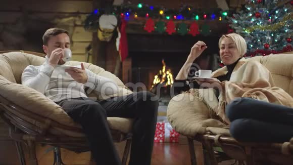 成年男女在新年晚上喝咖啡和聊天视频的预览图