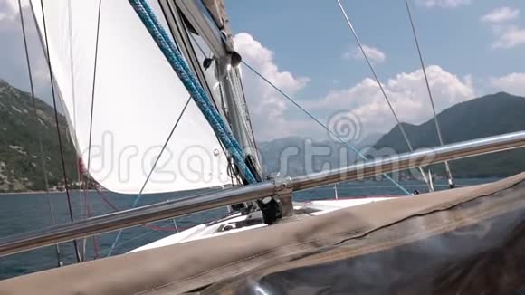 从游艇的鼻子看机动游艇卷视频的预览图
