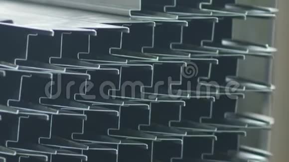 门的金属毛坯碳素钢管截面金属制品仓库内不锈钢矩形钢筋视频的预览图