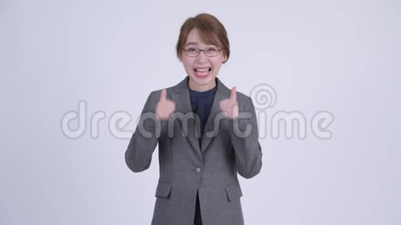 年轻快乐的亚洲女商人一边竖起大拇指一边兴奋视频的预览图