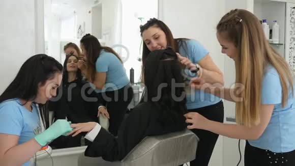 节省时间商务女性在化妆和发廊做指甲视频的预览图