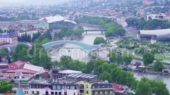 第比利斯城市景观中心与里克公园河库拉和平之桥老城著名地标格鲁吉亚视频的预览图
