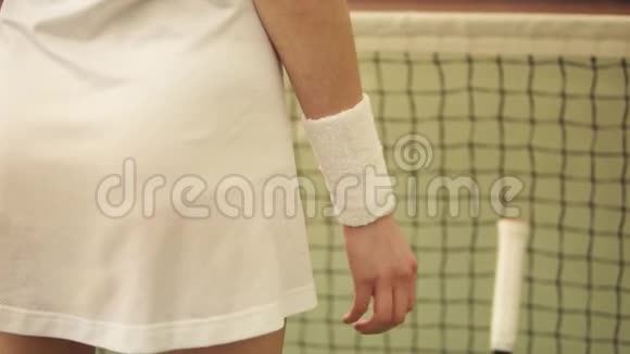 女人抓着网球拍的肩膀视频的预览图