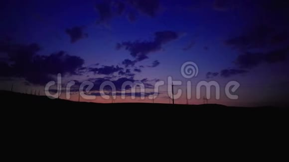 几个风车在夜晚黄昏的地平线上风力在田野和可怕的云更高视频的预览图