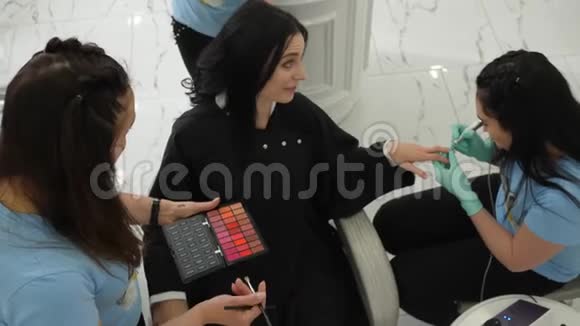 快速服务快乐的女性在化妆和发型工作室做指甲视频的预览图