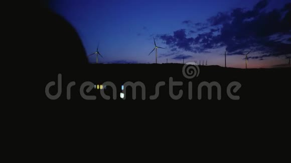 女孩剪影拍摄几个在智能手机风车在夜间黄昏地平线风力在现场与视频的预览图