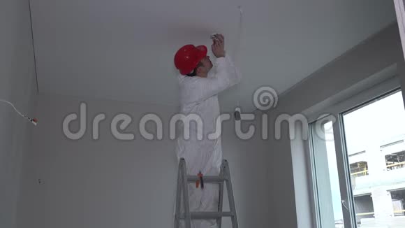 在房间天花板上安装烟雾探测器的人视频的预览图