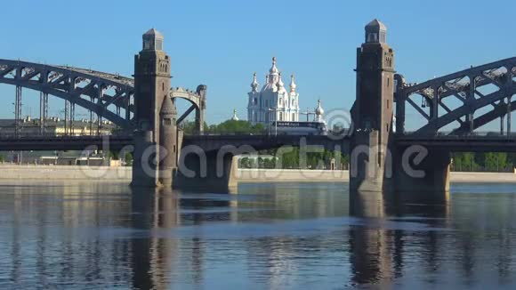斯莫尼大教堂和布尔什克辛斯基桥五月的晴天俄罗斯圣彼得堡视频的预览图