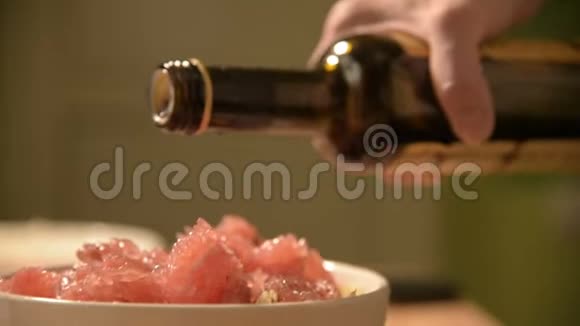 生菜和葡萄柚的特写沙拉是倒入玻璃瓶香醋自制美味健康食品视频的预览图
