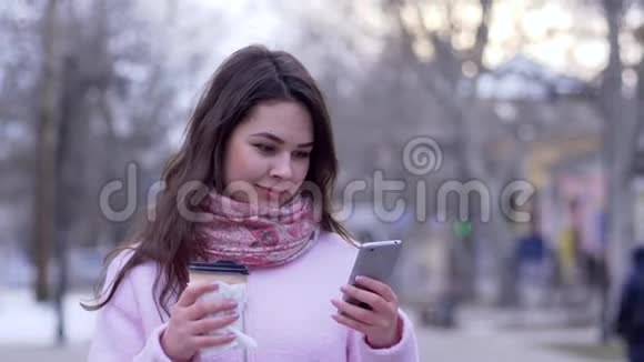 电话迷人的女孩拨电话号码在智能手机上交谈环顾城市视频的预览图