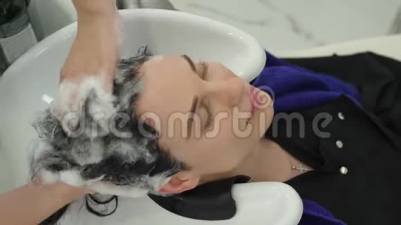 美容程序理发师在理发店为女客户理发视频的预览图