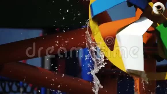 多彩圆以磨坊的形式与水一起旋转慢动作关门视频的预览图