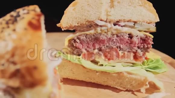 美味的新鲜多汁的熟食汉堡非常美味的空气夹和酱卤牛肉视频的预览图