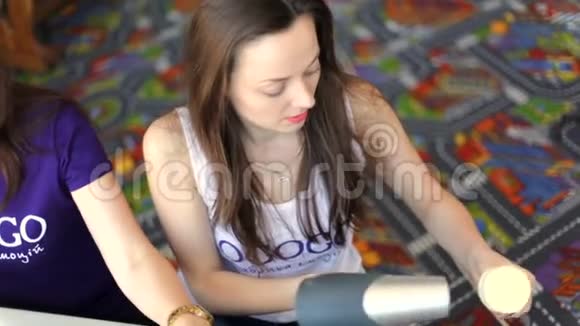 女孩用自己的手做礼物用吹风机烘干视频的预览图