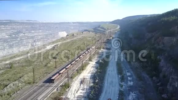 石棉石场铁路上景空货运列车视频的预览图