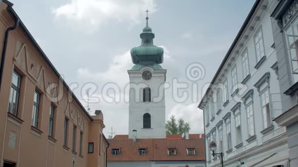 在阳光明媚的日子里传统的欧洲建筑和带有青铜圆顶和钟的塔楼正在移动视频的预览图